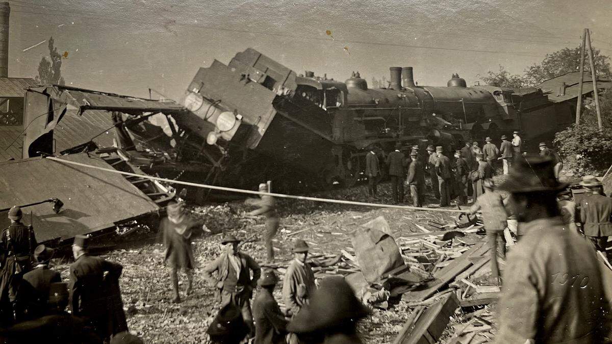 Unzählige Schaulustige bei einem Eisenbahnunglück in Rottenmann