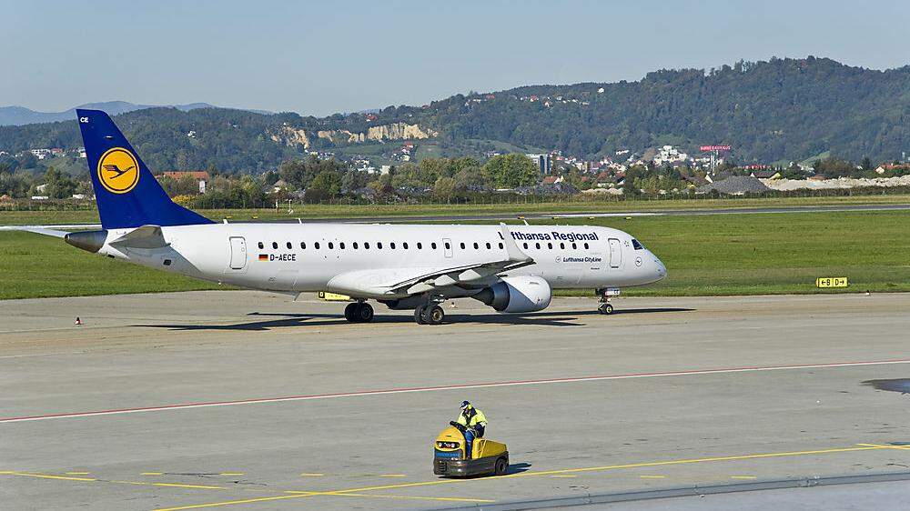 Eine Lufthansa-Maschine am Rollfeld in Graz