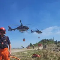 Zwei EC-135 des Innenministeriums beim Fassen von Löschwasser