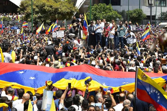 Sein sozialistischer Gegenspieler Maduro halte sich nur mit Hilfe der bewaffneten paramilitärischen Gruppen an der Macht und müsse zurücktreten, forderte der Oppositionsführer.