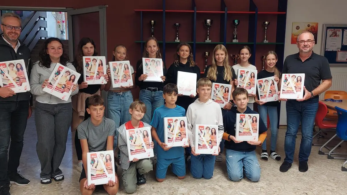 Die Bildungsorientierungsmappen wurden auch an die Schülerinnen und Schüler der NMS Rudersdorf von AK-Bezirksstellenleiter Reinhard Jud-Mund aus Jennersdorf übergeben