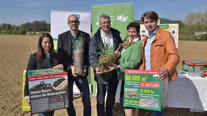 Sandra Mathy, Christoph Zirngast, Josef Kurz, Johanna Aust und Gerald Holler setzen ein Zeichen gegen den Bodenverlust