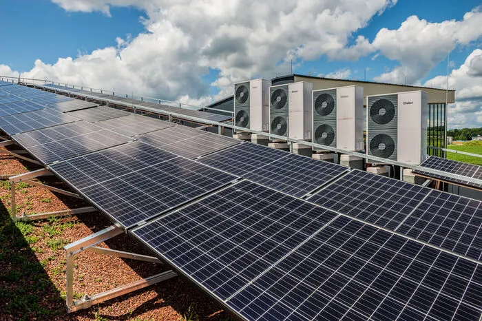 Photovoltaik-Anlagen gibt es am Dach und in den Fassaden