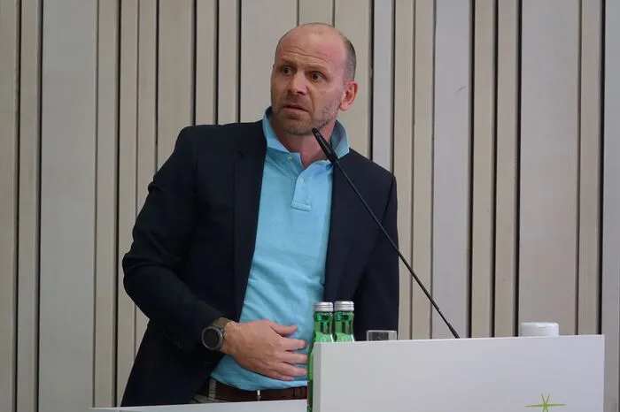 Schützenhilfe kommt von Gert Arzbacher (ÖVP). Er wirft die Überlegung in den Raum, den Platz touristisch zu nutzen und anderswo günstigeren Grund für Einheimische zu kaufen