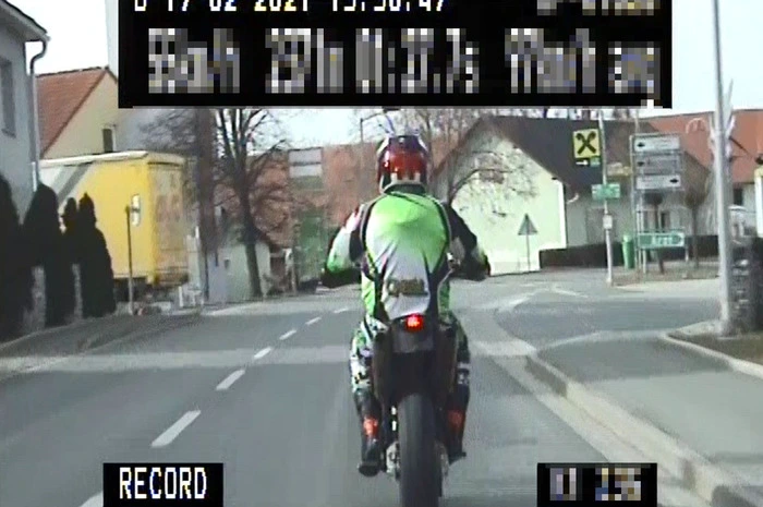 Das Motorrad, vermutlich eine KTM Supermoto, schwarz-orange lackiert, hatte kein Kennzeichen.