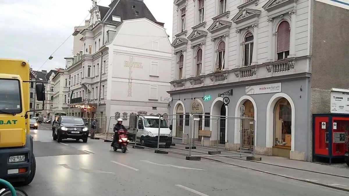Der Radweg in Schlögelgasse ist bis Jahresende gesperrt, Umleitungsschilder sollen an allen Zufahrtswegen stehen