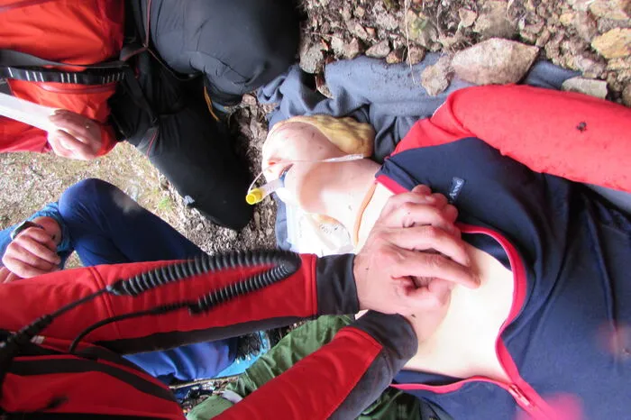 Bei einer Einsatzübung auf der Seemauer in Eisenerz war die Reanimation einer Person, die einen Herzinfarkt erlitten hatte, Hauptthema. Zweimal im Jahr wird das von den Bergrettern bei speziellen Schulungen der Ortsstelle durchgeführt.