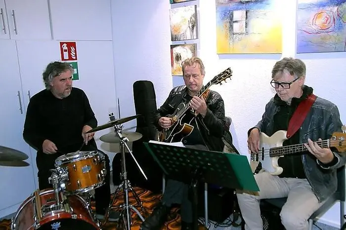 Unter den Besuchern waren auch zahlreiche Künstlerkolleginnen und -kollegen aus der Region sowie Vizebürgermeister Kurt Christof. Für die musikalische Umrahmung sorgte das „Peter Erregger Trio“.