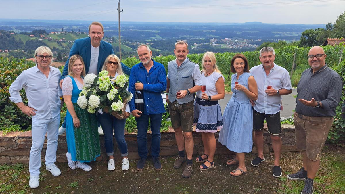 Die neuen Betreiber Ana und Rene Neubauer mit Gästen aus Politik, Wirtschaft und Unterhaltung