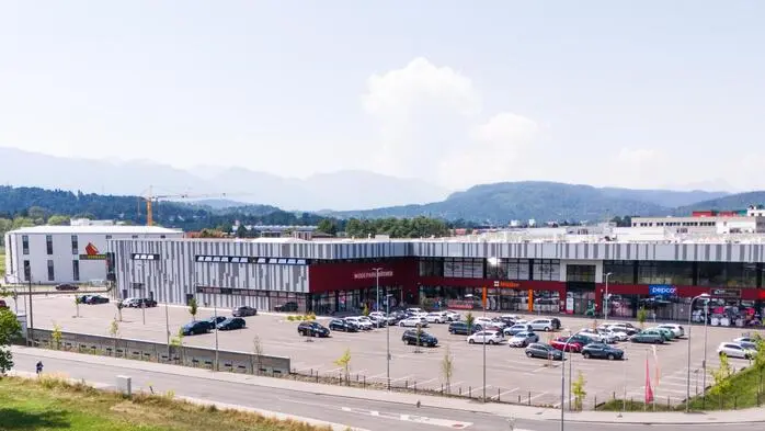 Betonwüsten wie völlig überdimensionierte Einkaufscenter-Parkplätze sorgen für Kritk
