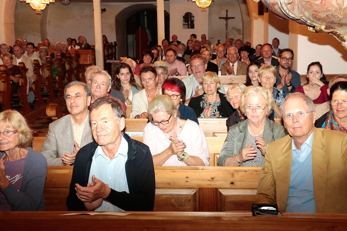 Die Kirche war voll besetzt, das Publikum war begeistert.