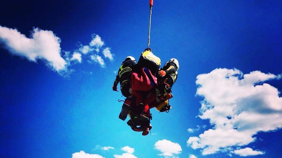 Per Taubergung wurde der Schwerverletzte vom Notarzthubschrauber ausgeflogen