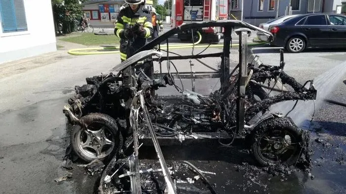 Das völlig ausgebrannte Auto