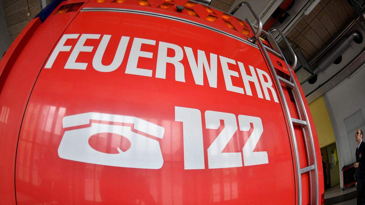 Die Feuerwehr Salla barg das Schwerfahrzeug