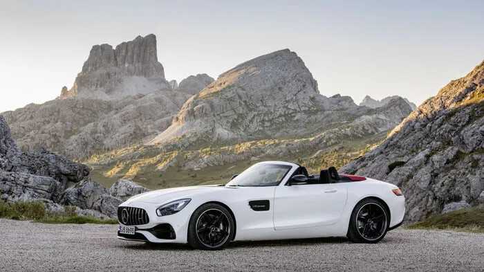 Mercedes lässt die Modellfamilie des AMG GT um zwei dachlose Varianten anwachsen: Da wäre zunächst die „normale“ Roadster-Version, die mit 476 PS schon nicht ganz schlecht im Futter steht. Und der AMG GT C Rodster, der mit seinen 557 PS die Position des Alphatiers im Rudel einnimmt.