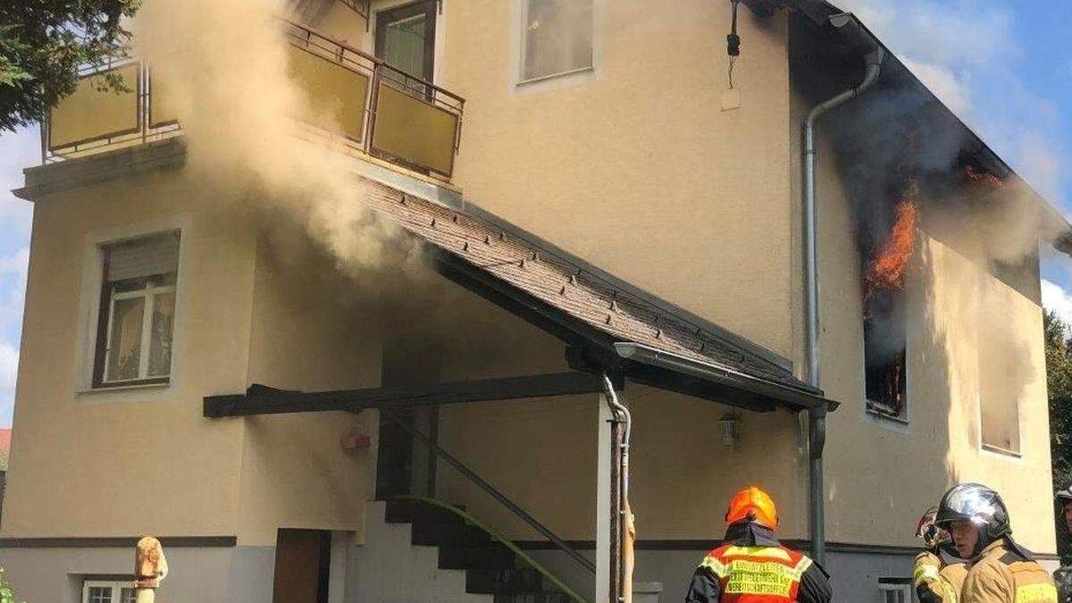 Ein Haus in Graz-St. Peter stand komplett in Flammen 