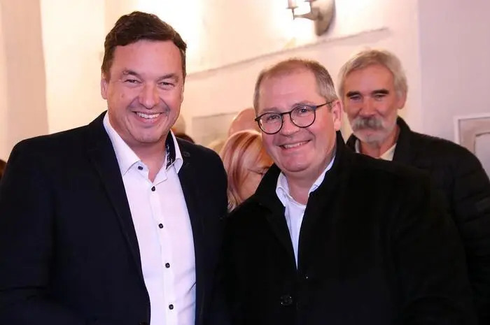 Bei der Vernissage begrüßte Bärnbachs Bürgermeister Jochen Bocksruker die Gäste, unter ihnen auch seine Bürgermeisterkollegen Helmut Linhart (Köflach) und Bernd Osprian (Voitsberg) sowie zahlreiche Kunstschaffende.