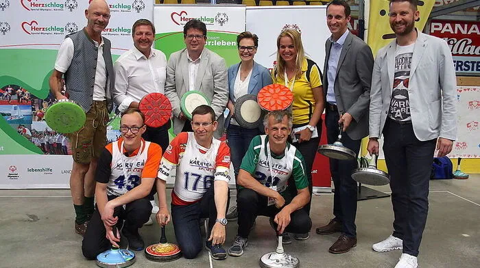 Special Olympics Österreich-Präsident Jürgen Winter, Villachs Bürgermeister Günther Albel sowie Herzschlag-Geschäftsführerin Birgit Morelli mit den Veranstaltungspartnern und einigen Teilnehmern