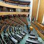 Plenarsaal des Nationalrats | Angekündigt wurde die Nulllohnrunde schon im Sommer, nun soll sie im Parlament fixiert werden.