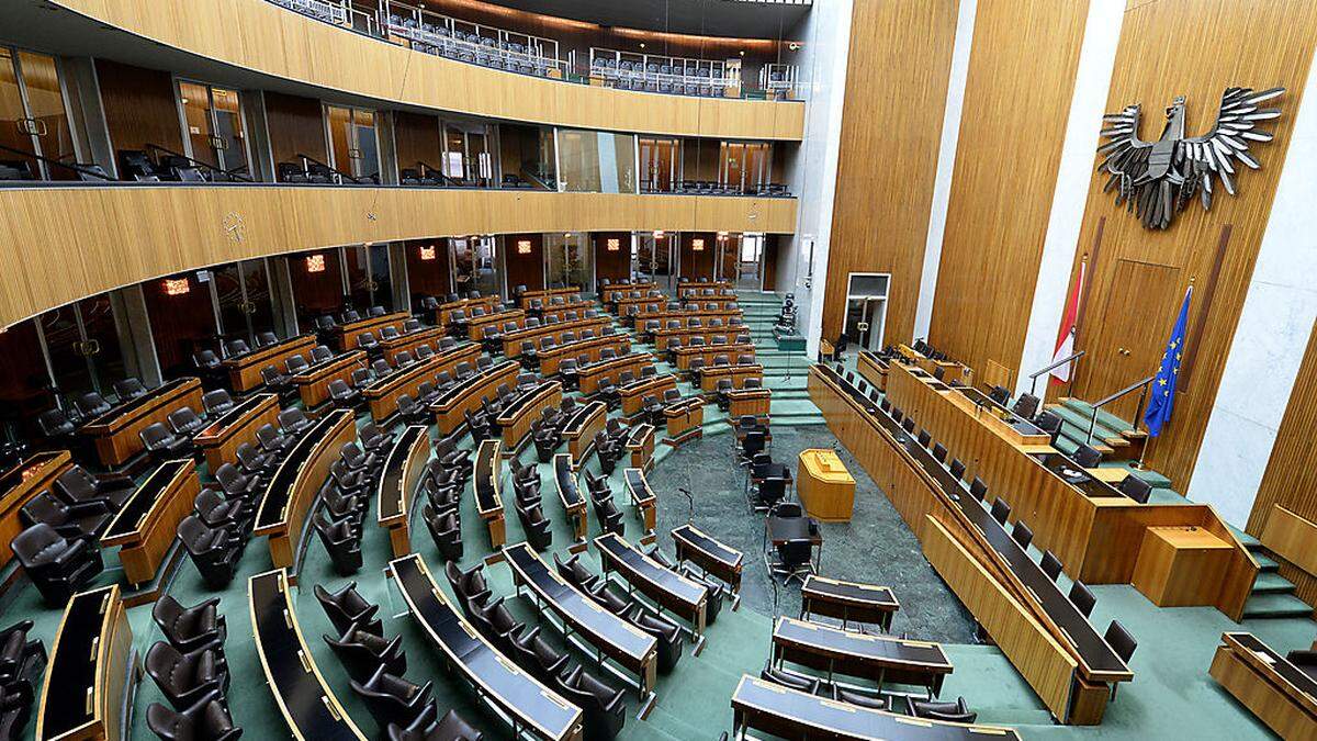Plenarsaal des Nationalrats | Angekündigt wurde die Nulllohnrunde schon im Sommer, nun soll sie im Parlament fixiert werden.