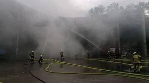 Aufgrund der starken Rauchentwicklung konnten die Einsatzkräfte nur mit schwerem Atemschutz vordringen