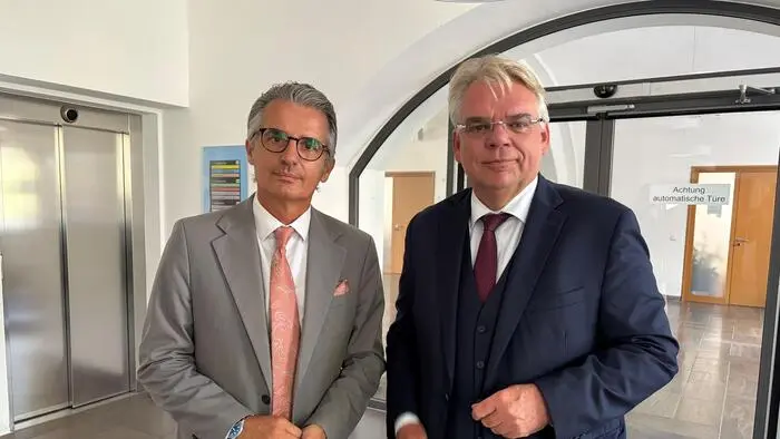 Opfer wüster Beschimpfungen wurde Richter Christian Liebhauser-Karl (l.), hier mit Anwalt Bernhard Fink im Bezirksgericht Judenburg