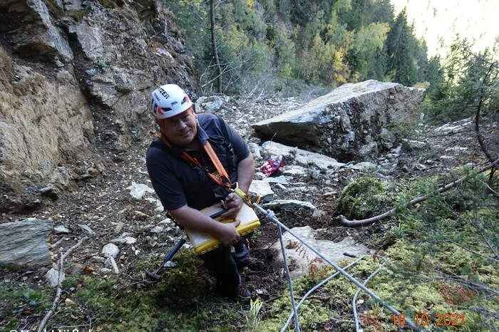 Sprengmeister Kurt Pitzer in der steilen Felswand