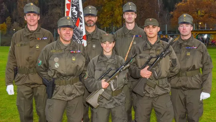 Vor ca. 2000 Angehörigen und Besuchern gaben 683 Rekruten, darunter 2 Rekrutinnen, am Sportplatz in der Gemeinde Dellach im Drautal lautstark ihr Gelöbnis auf die Republik Österreich ab: Major Jürgen Mitter, Oberstleutnant Udo Hofer, Offiziersstellvertreter Andreas Hillebold, Rekrutin Michelle Buchholzer,Stabswachtmeister Walter Kerschbaumer, Rekrut Ardian Tusha, Hauptmann Christoph Seirer (von links)