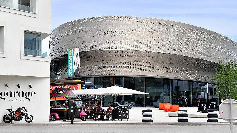 Linzer Unirektor über KTM Motohall: Showroom, kein Museum