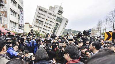 Präsidentin Tsai Ing Wen vor dem eingestürzten Hotel