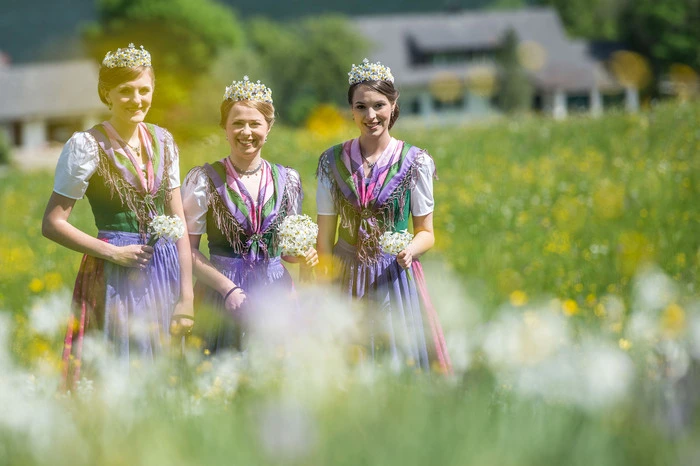 Bevor es am Montag zum Hoheitenshooting mit mehreren Fotografen - u. a. Jürgen Fuchs von der Kleinen Zeitung - an den schönsten Flecken im Ausseerland ging, mussten die drei aber zeitig aufstehen ...