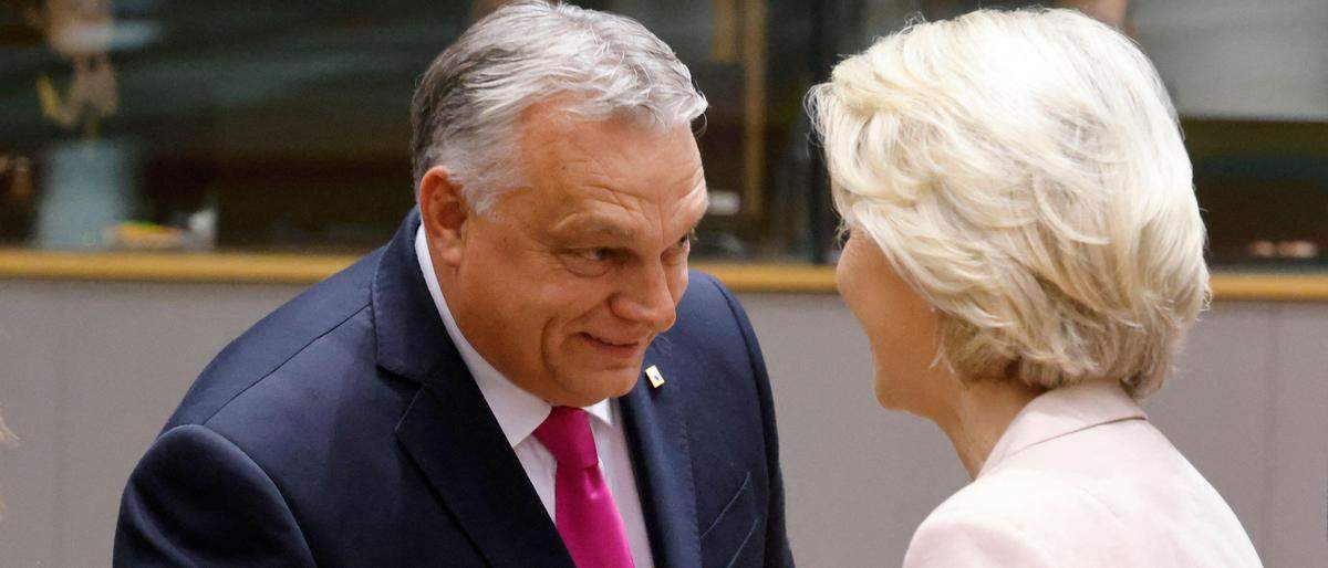 Viktor Orbán und Ursula von der Leyen | Mit bittersüßem Lächeln: Viktor Orbán und Ursula von der Leyen