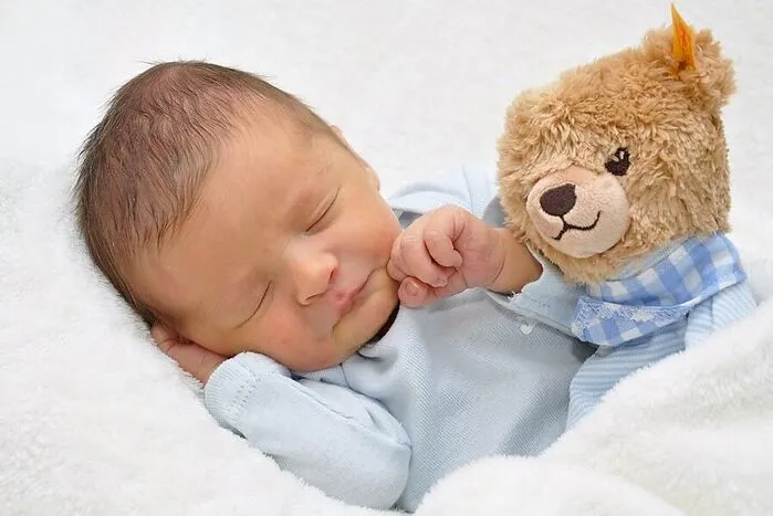 Bewacht vom Teddy schläft Paul (3200 Gramm, 51 Zentimeter) ganz entspannt. Seinen ersten Schrei machte er am 17. Jänner um 3.16 Uhr im Landeskrankenhaus Villach. Seine Eltern Sultana und Andreas Ferlan aus Landskron freuen sich sehr auf das gemeinsame Leben.