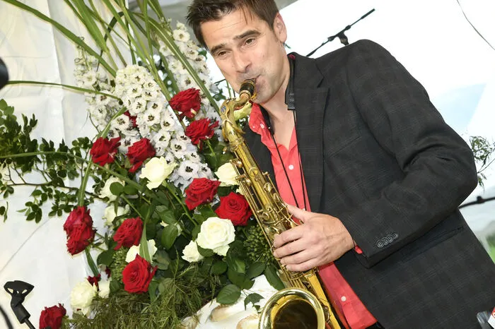 Der Wolfsberger Saxofonist Edgar Unterkirchner umrahmte virtuos, die von Rosen inspirierten Lieder.