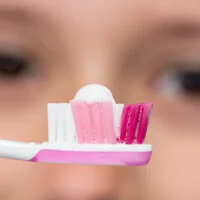 Vier Sensitiv-Zahnpasten ohne den "wichtigsten Wirkstoff" Fluorid fielen im Test der Konsumentenschützer durch