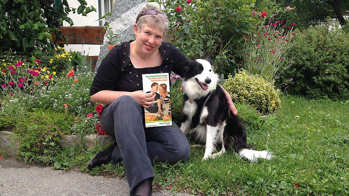 Freizeitassistentin Monika Wegscheider und Hündin Stella begleiten auf Wunsch Menschen mit Behinderungen in ihrer Freizeit  