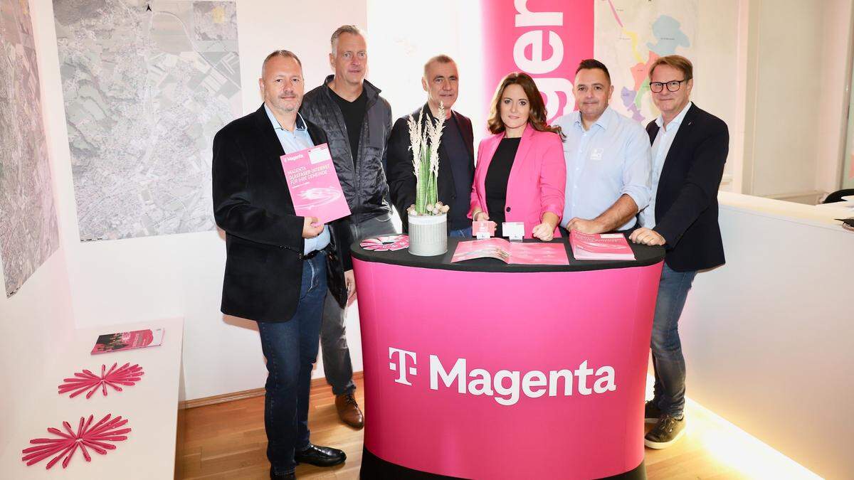 Magenta-Vertriebsleiter Thomas Sokol, Bauamtsleiter Manfried Schuller, Projektleiter Ingo Lorenzoni, MCI-Geschäftsführer Melanie und Jürgen Urschler und Bürgermeister Marcus Martschitsch