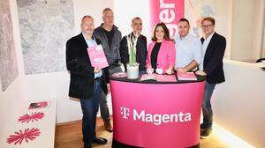 Magenta-Vertriebsleiter Thomas Sokol, Bauamtsleiter Manfried Schuller, Projektleiter Ingo Lorenzoni, MCI-Geschäftsführer Melanie und Jürgen Urschler und Bürgermeister Marcus Martschitsch