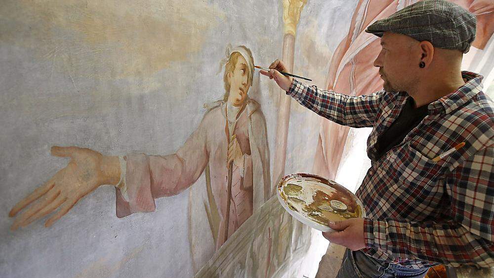 Die entdeckte Malerei wird von erfahrenen Restauratoren in ihren ursprünglichen Zustand gebracht