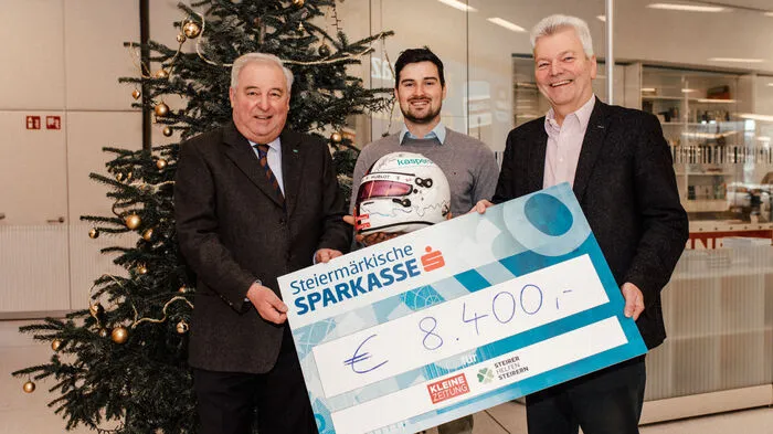 Max Reder (am Bild in der Mitte) ersteigerte den F1-Helm von Sebastian Vettel um 8400 Euro - ein Geschenk, das der verstorbene Red Bull-Magnat Didi Mateschitz dem "Steirer helfen Steirern"-Botschafter Hermann Schützenhöfer machte. Schützenhöfer spendete den Erlös an "Steirer helfen Steirern". Am Foto bei der Scheckübergabe mit Bernd Olbrich