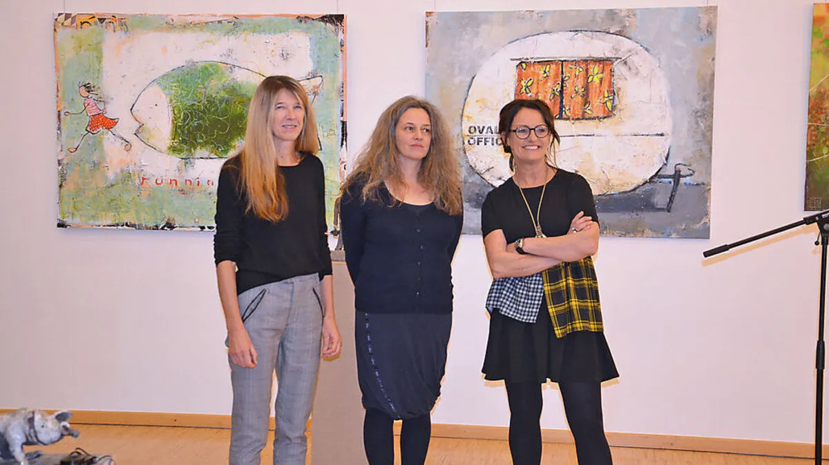 Michaela Knittelfelder-Lang, Karin Kittinger-Lang und Renate Bertsch stellen im Dorfhof aus
