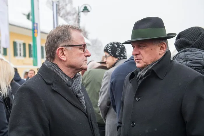 Altach-Präsident Karl-Heinz Kopf und Erwin Fuchs, Präsident des KSV, im Gespräch.