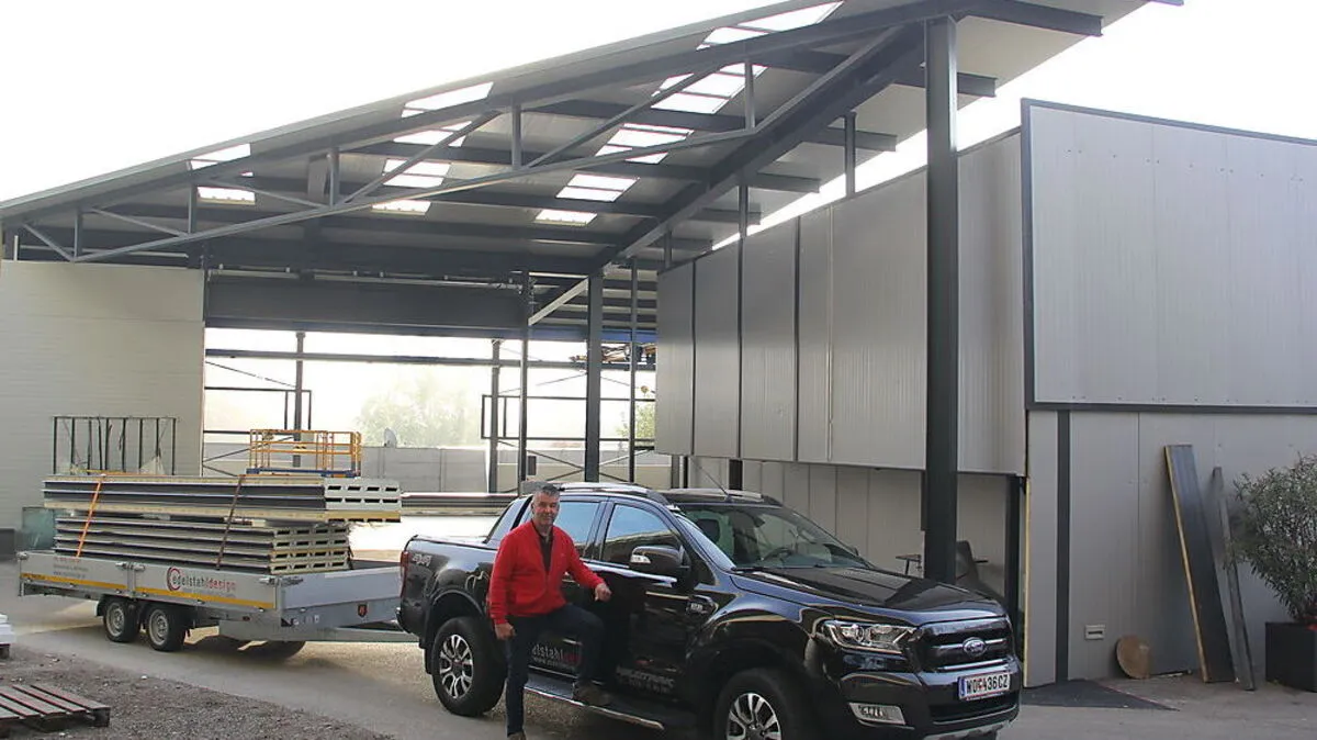Josef Stürzenbecher vor der neuen Halle, die sich in Bau befindet