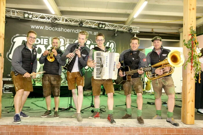 Übrigens: Für den musikalischen Schwung sorgten die „Böckshördndl-Buam“, die extra aus dem Lachtal (Steiermark) „eingeflogen“ wurden. 