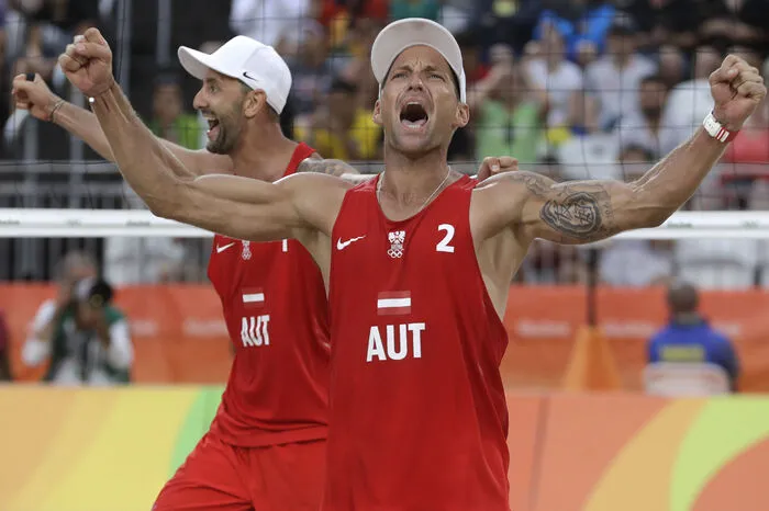 Montag, 8.8.: Erstmals bei diesen Spielen überwiegen im ÖOC-Lager die positiven Schlagzeilen. Die Beach-Volleyballer Clemens Doppler/Alexander Horst schlagen die brasilianischen Weltmeister Alison/Bruno Schmidt, auch ihre Kollegen Alexander Huber/Robin Seidl besiegen mit Jacob Gibb/Casey Patterson eine Weltklasse-Paarung. Das heimische Tennis-Doppel Oliver Marach/Alexander Peya erreicht das Viertelfinale, Kanutin Corinna Kuhnle sogar das Halbfinale. Bei den Schwimmern sichert sich die Ungarin Katinka Hosszu die zweite Goldmedaille, diesmal über die 100 m Rücken.