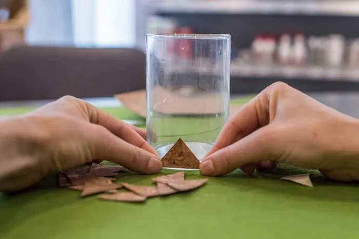 Kleben. Nun können Sie die Schutzfolie abziehen und das Motiv anbringen. Die Expertin rät, das fertige Glas in ein Geschirrtuch einzuwickeln und etwas stehen zu lassen, damit das Muster auch wirklich auf dem Glas haften bleibt. Dieses Geschenk verleiht alten Gläsern neuen Glanz.