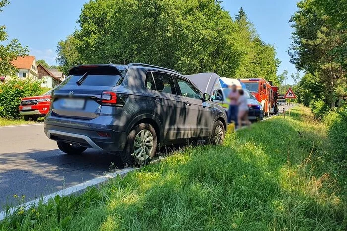 Aus unbekannter Ursache war es zu einem Auffahrunfall gekommen, bei dem zwei Personen unbestimmten Grades verletzt wurden.