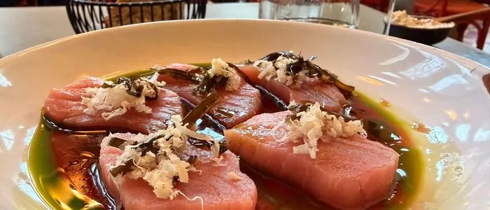 Tonno Crudo aus sizilianischem Blauflossenthunfisch.
