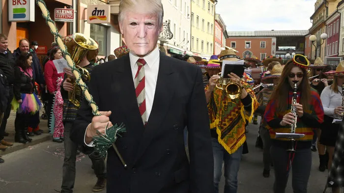 Gerade eben noch in Hanoi. Am Samstag gesehen als getarnter Kapellmeister der Stadtkapelle, Donald Trump.