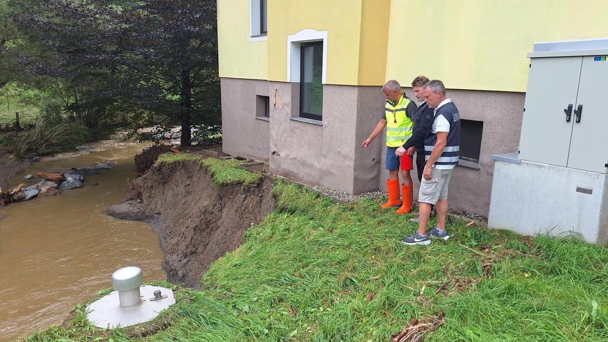 Dieses Einfamilienhaus zwischen Perchauer Bach und B 317 darf bis auf Weiteres nicht betreten werden. Im Bild von links: Wassermeister Alexander Fritz, Bürgermeister Josef Maier, Katastrophenschutzreferent Fritz Sperl von der BH Murau